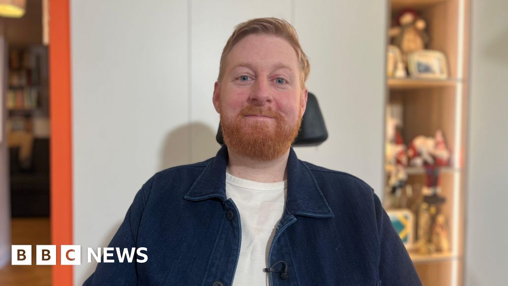 'Titan of a man' - tributes to actor with MND who played Richard III in wheelchair