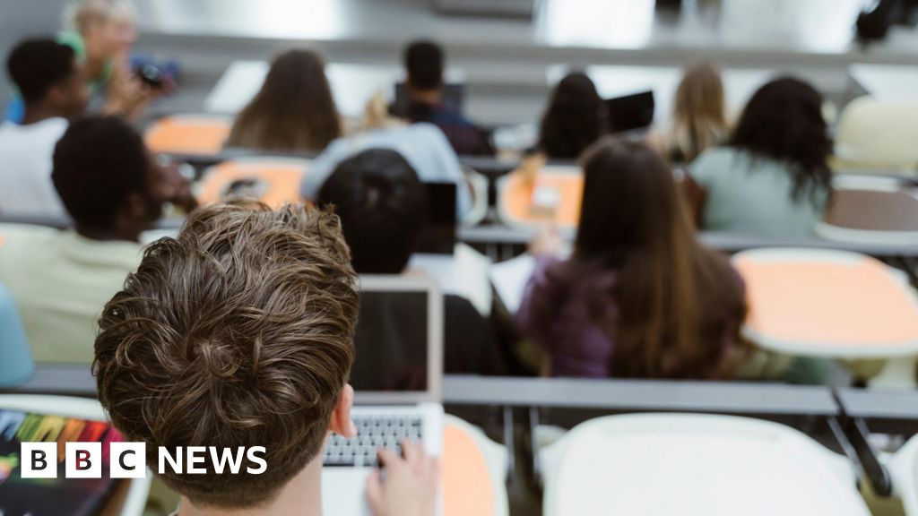 22,000 students told to pay back 'mis-sold' maintenance loans