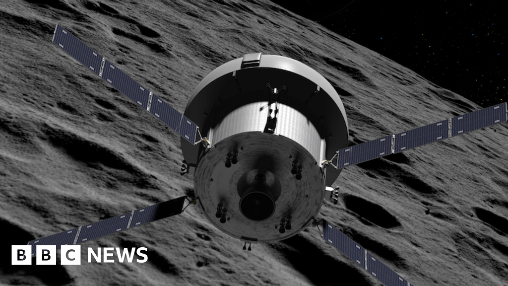 Moon fly-by sees astronauts regain contact with Earth